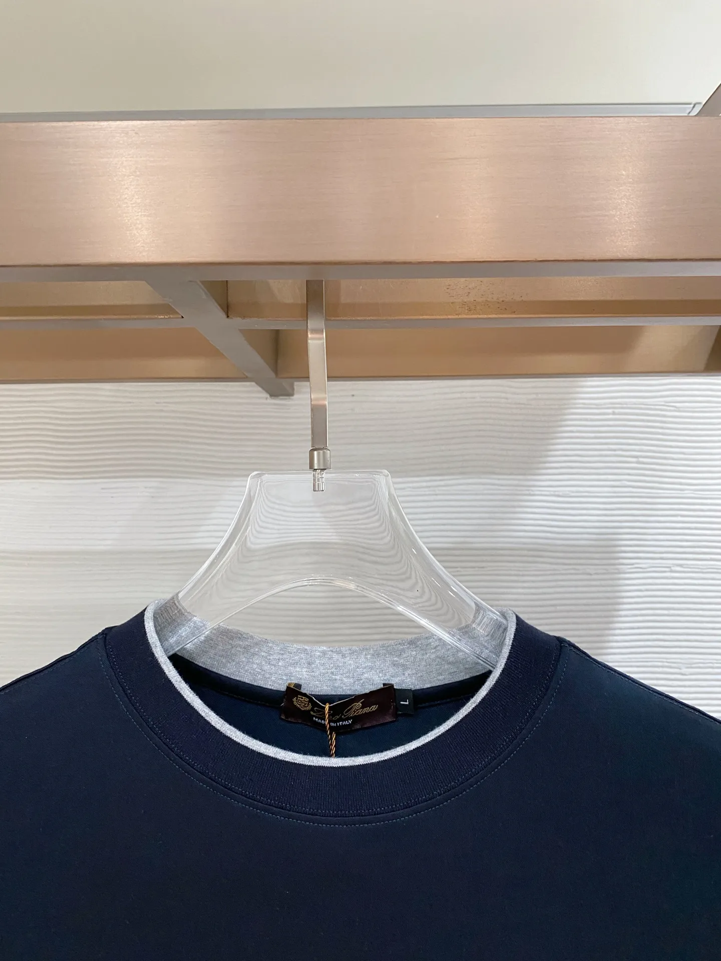 Loro Piana selects high-count smooth fabrics and has a basic round-neck design. It is available in white, Navy Blue and black. The neat tailoring does not flatter the body shape, the low-key texture is hidden in the details, the skin-friendly Breathable fabric is both comfortable and stiff, and the basic round neck shape is suitable for wearing in all seasons. Sizes:M-4XL